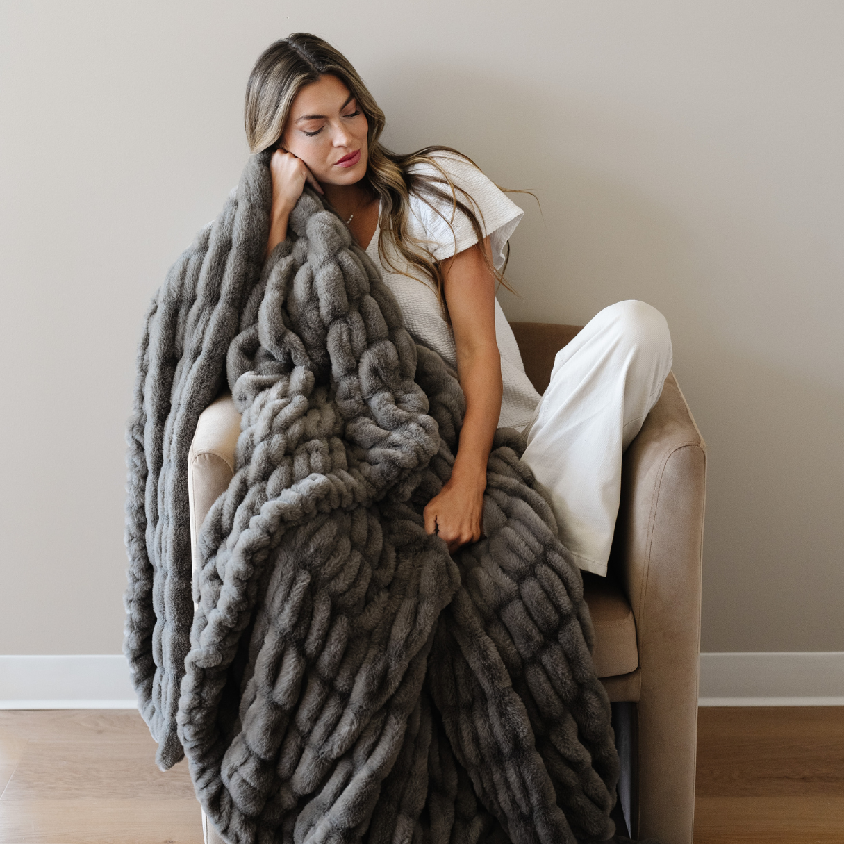 DOUBLE RUCHED FAUX FUR THROW BLANKETS