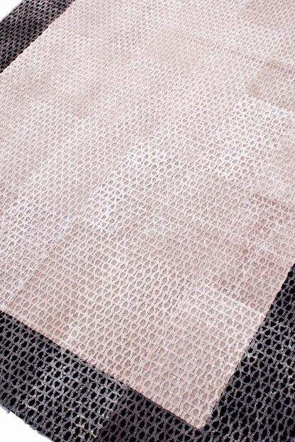 AMANDA BORDER – Sculpted Shearling Rug in Oversized Format